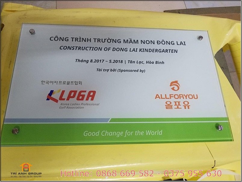 bảng tên công ty mica