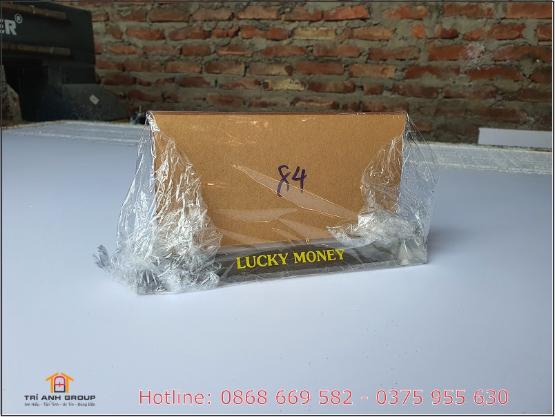 kệ mica trưng bày tiền lucky money