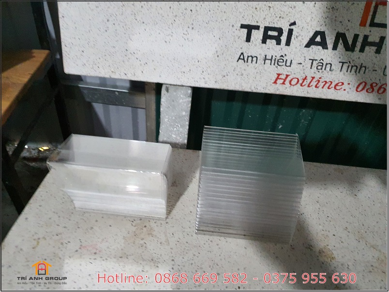 xưởng cắt tấm mica trong suốt