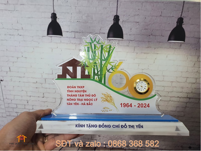 kỷ niệm chương mica in theo yêu cầu