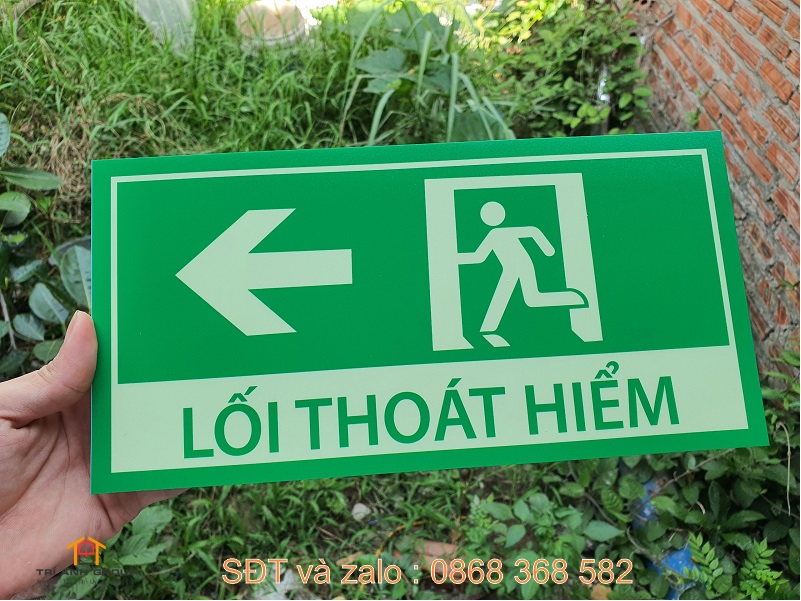 biển lối thoát hiểm dạ quang