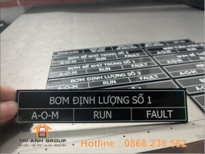 Tem mica hình chữ nhật