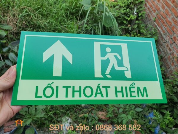 biển thoát hiểm chỉ hướng lên